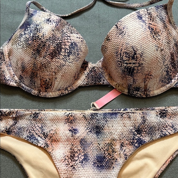 VS Swim Underwire Bikini 34C & Scrunch butt bottom XS - Picture 3 of 4